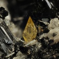 Titanite diopside ravin des chomets le Mont Dore Puy de Dome ch2.5mm.jpg