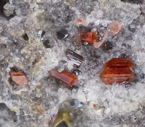 Forsterite Pseudobrookite Hématite  -  Puy de Tunisset - Saint-Ours - Puy-de-Dôme