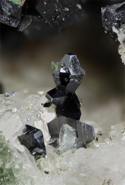 anatase bertrandite- entre deux roches - la Lauzière - Savoie -  yv - h 2,2 mm.jpg