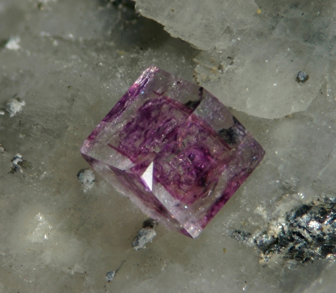 Fluorite - St Péray - Ardèche - JCC - Taille du cristal 3 mm.jpg