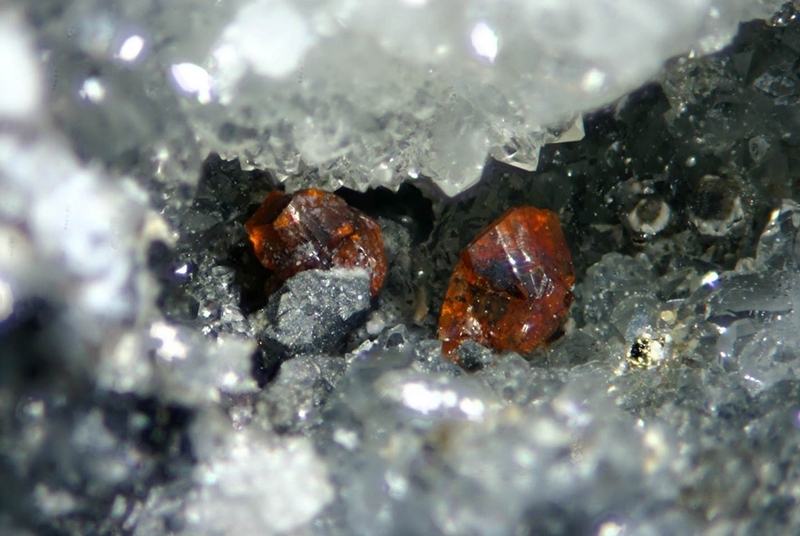 Sphalérite - Ravin des Mines -Thines - Ardèche - JCC - Cristal 2 mm.jpg