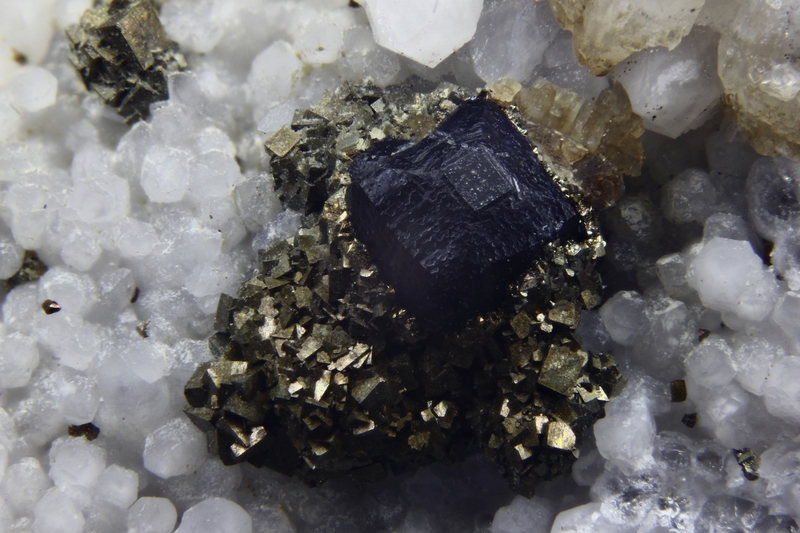 n°103150 - Fluorite (var. Antozonite) - Les Rocs (Carrière) - Buxières-les-Mines - Allier