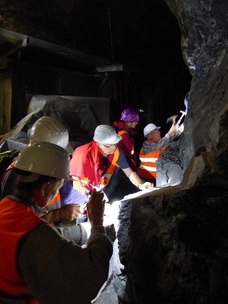 Recherche de minéraux dans la mine de talc IMI FABI- Lanzada - Val Malenco