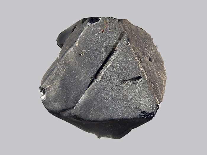 Magnétite titanifère - Beyssac - Saint-Jean-de-Nay - Haute-Loire - FP - Taille 7mm.jpg