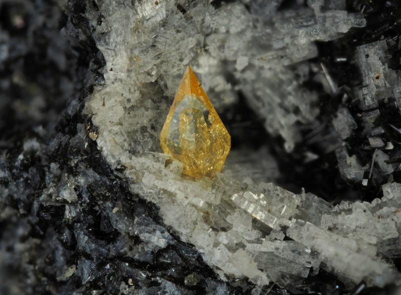 Titanite ravin des chomets le Mont Dore Puy de Dome ch2mm.jpg