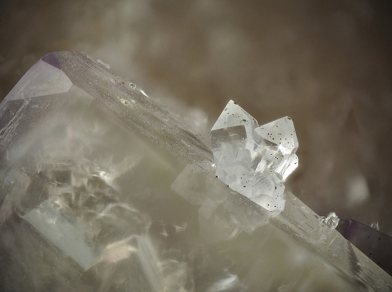 Quartz sur Fluorite - Carrière de Côte Rousse - Vensat - Puy de Dôme champ 3,2.jpg
