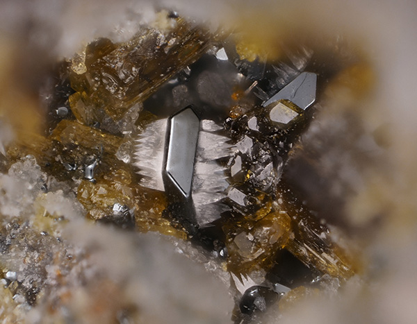 Hématite Calcite - Puy de Tunisset - Saint-Ours - Puy de Dôme champ 0,6.jpg