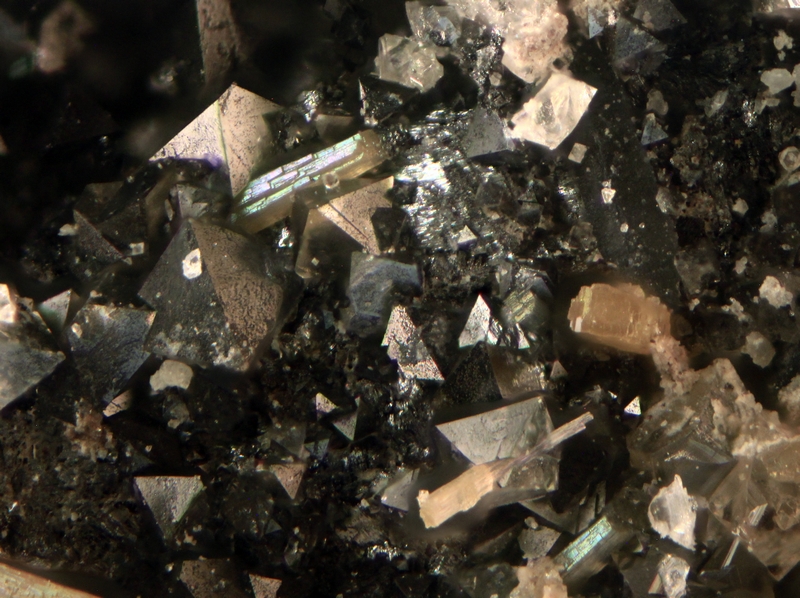 Senarmontite Valentinite- Bessade Mine - Mercoeur - Haute - Loire - YM - Champ 2 mm.jpg