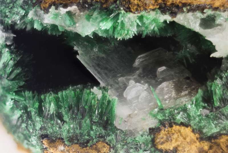Malachite Cérussite - Mine de Mérétrice - Vallée de la rivière Diahot - Province  Nord - Nouvelle-Calédonie