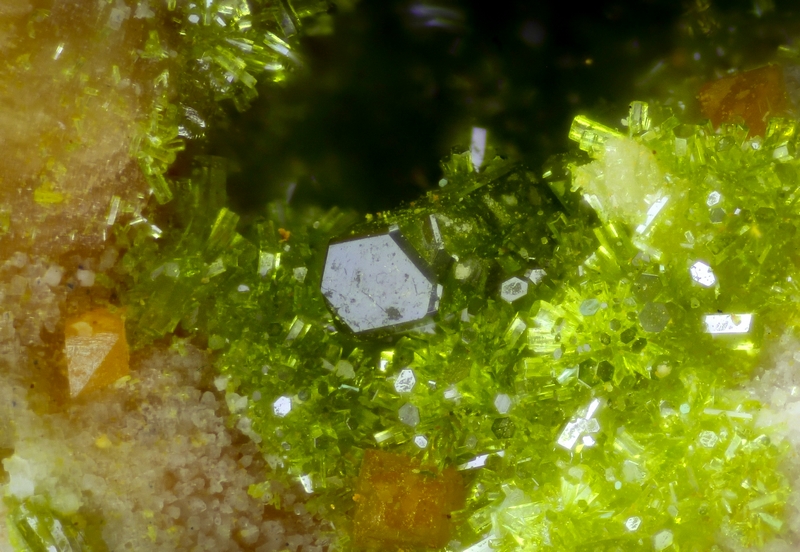 wulfenite-pyro morphite 36-22-1    cv 3mm.jpg