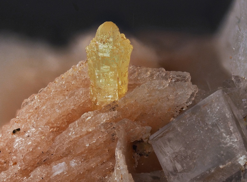 Mimétite Fluorite Baryte - Lantignié - Rhône champ 2,2.jpg