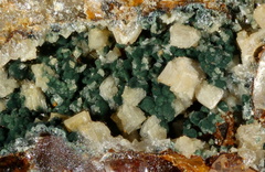 Leucophosphite  Dufrénite - Les Montmins - Échassières - Ébreuil - Allier