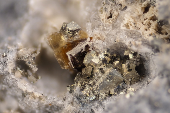 n°163245 - Pyrite Fluorophlogopite - Roc de Cuzeau - Le Mont Dore - Puy-de-Dôme