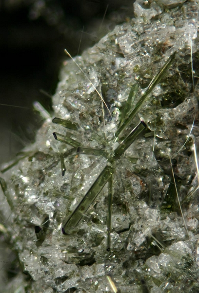 Diopside - Groire -Murol - Puy de Dôme - JCC- Taille des cristaux 4 mm.jpg