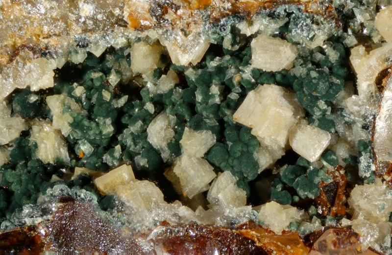 Leucophosphite , Dufrénite.jpg