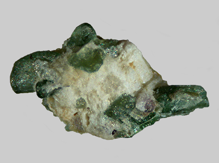 Pargasite - Anorthite - Rubis - Peygerolles - Saint-Privat-du-Dragon - Haute-Loire - FP - Taille 2,2mm.jpg