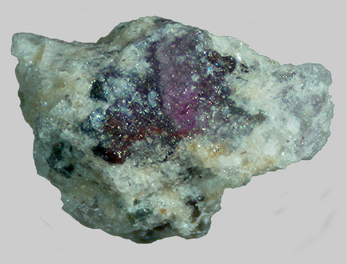 Rubis - Spinelle - Anorthite - Peygerolles - Saint-Privat-du-Dragon - Haute-Loire - FP - Taille 2,3mm.jpg