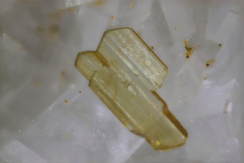 allanite-(Ce) 9985 tabulaire cristal 2mm.jpg