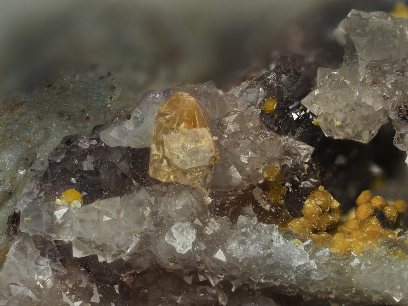 calcite quartz les montmins Echassieres Allier ch2.5mm.jpg