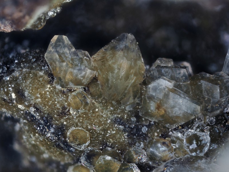 phillipsite chabazite-Ca Chambeuil Murat Cantal  ch2mm.jpg
