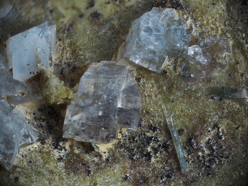 chabazite actinolite hematite la Mongie bagneres de biggorre  hautes pyrenees ch3.2mm.jpg