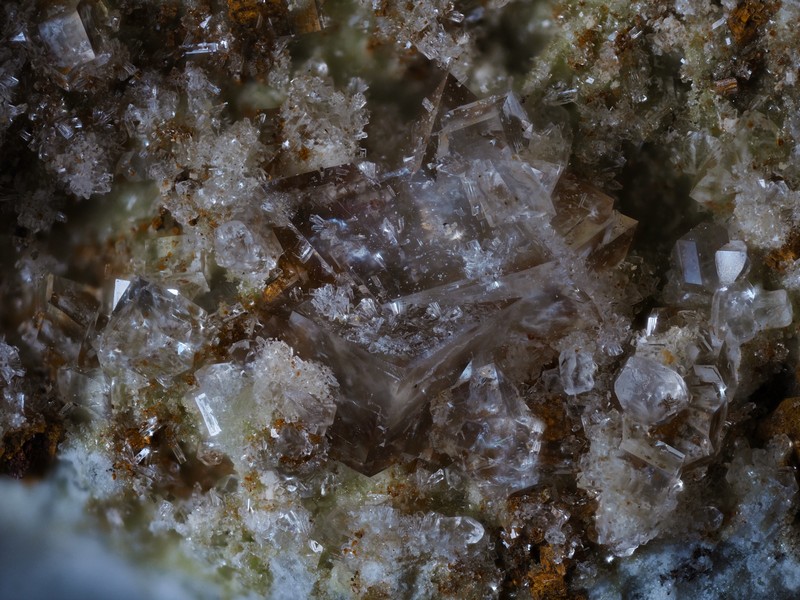 stellerite chabazite  la Mongie bagneres de biggorre  hautes pyrenees ch2.5mm.jpg