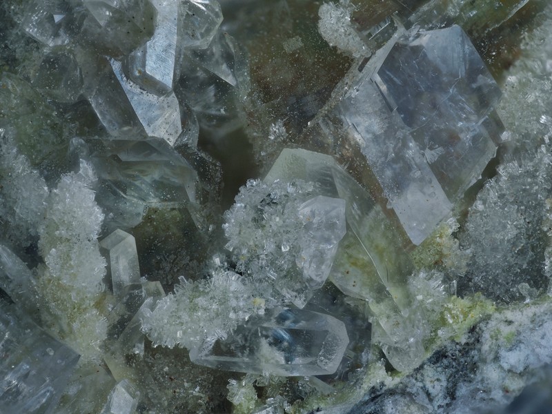 stellerite chabazite calcite la Mongie bagneres de biggorre  hautes pyrenees  ch2,6mm.jpg