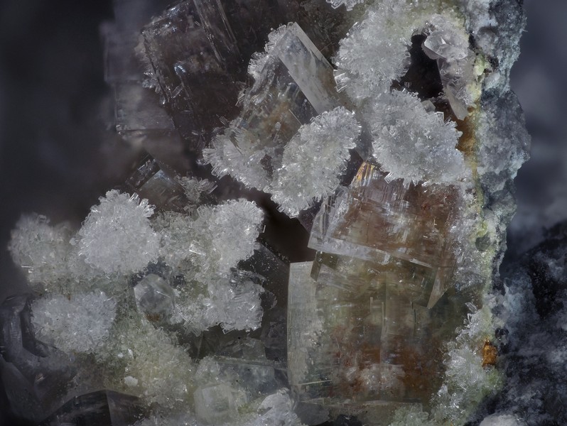 stellerite chabazite calcite la Mongie bagneres de biggorre  hautes pyrenees ch3.2mm.jpg