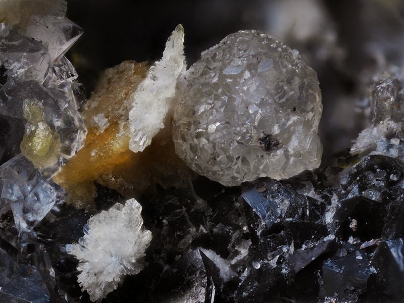 willemite hemimorphite quartz Peyrebrune Montredon-labessonie Tarn ch2,3mm.jpg