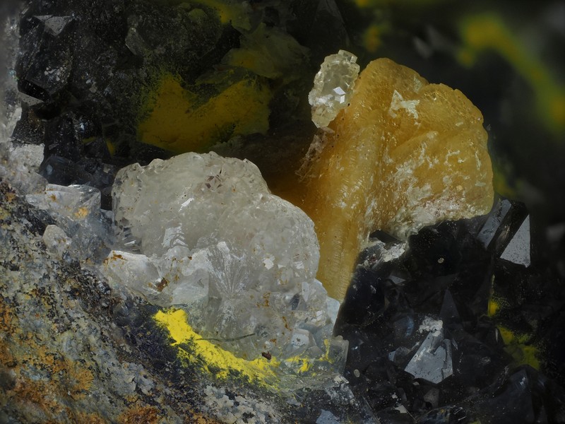 willemite siderite hawleyite Peyrebrune Montredon-labessonie Tarn ch2,8mm.jpg