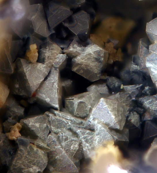 Senarmontite-Ouche-Massiac-Cantal-YM-Champ 2 mm.jpg