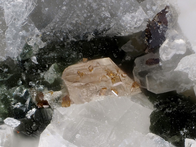 Titanite Anatase - Rocher du Bari - Mercus Garrabet - Ariège champ 1.jpg