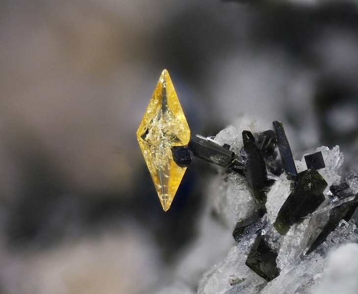 Titanite - Ravin des Chomets - Mont-Dore - Puy de Dôme champ 2,1.jpg